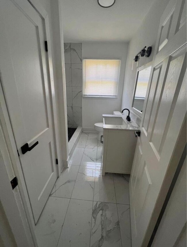 Building Photo - 2023 W Short 17th St