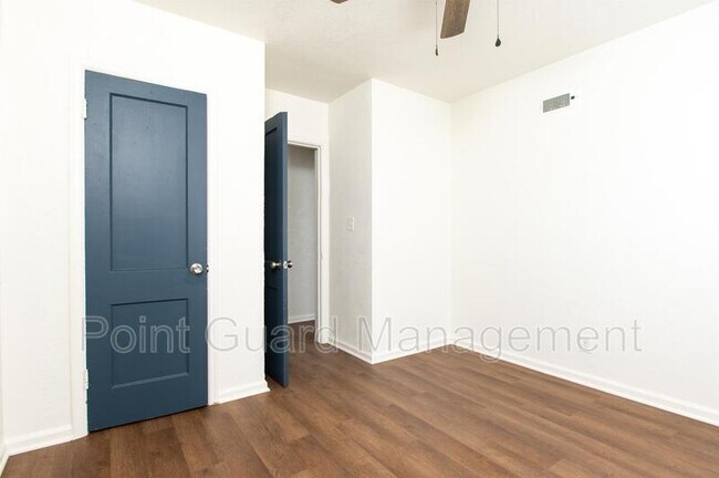 Building Photo - 859-865 Sylvan Ln