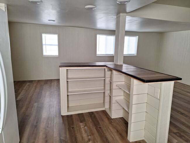 Building Photo - Newly Renovated 3 Bed 1.5 bath mobile home