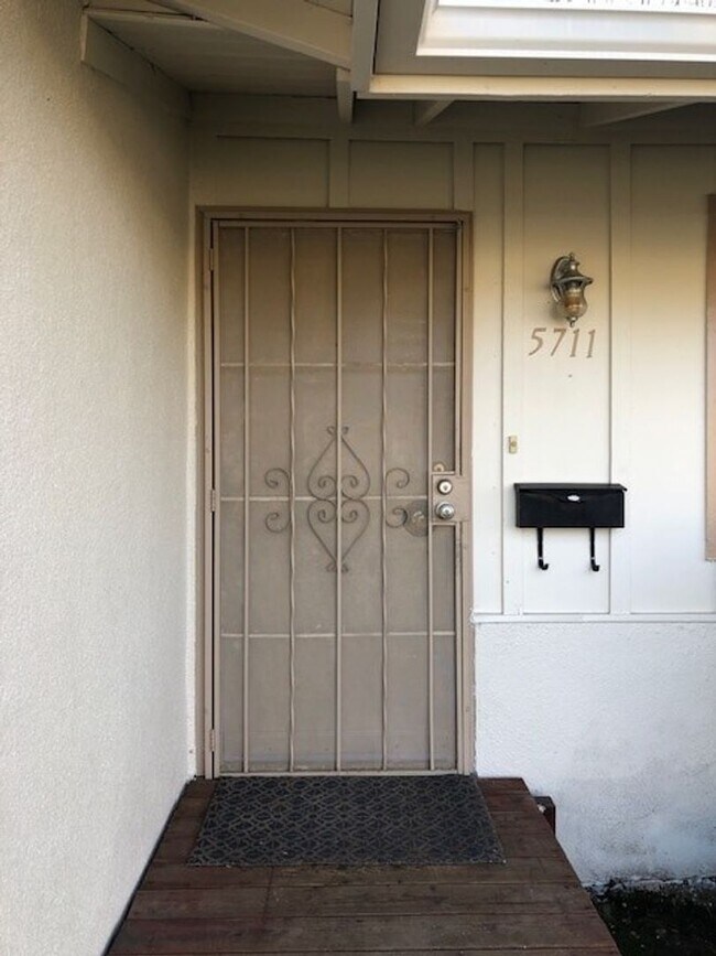 Building Photo - Beautiful & Clean Home in Orangevale