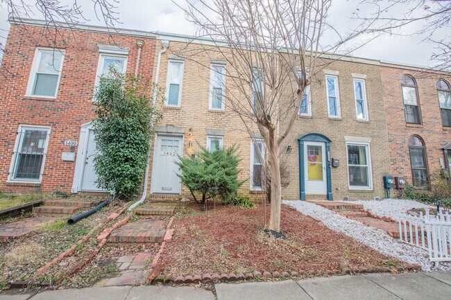 Building Photo - Beautiful 2 BR/1.5 BA Townhome in Southwes...