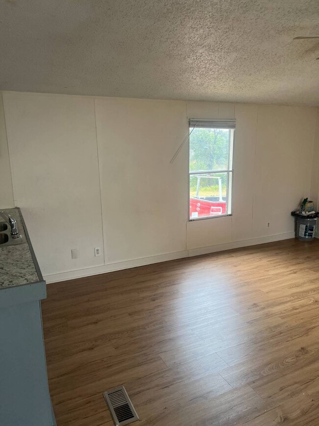 Building Photo - 200 E Zora St