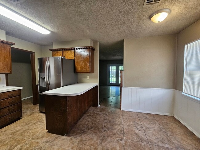Building Photo - 1703 Village Dr
