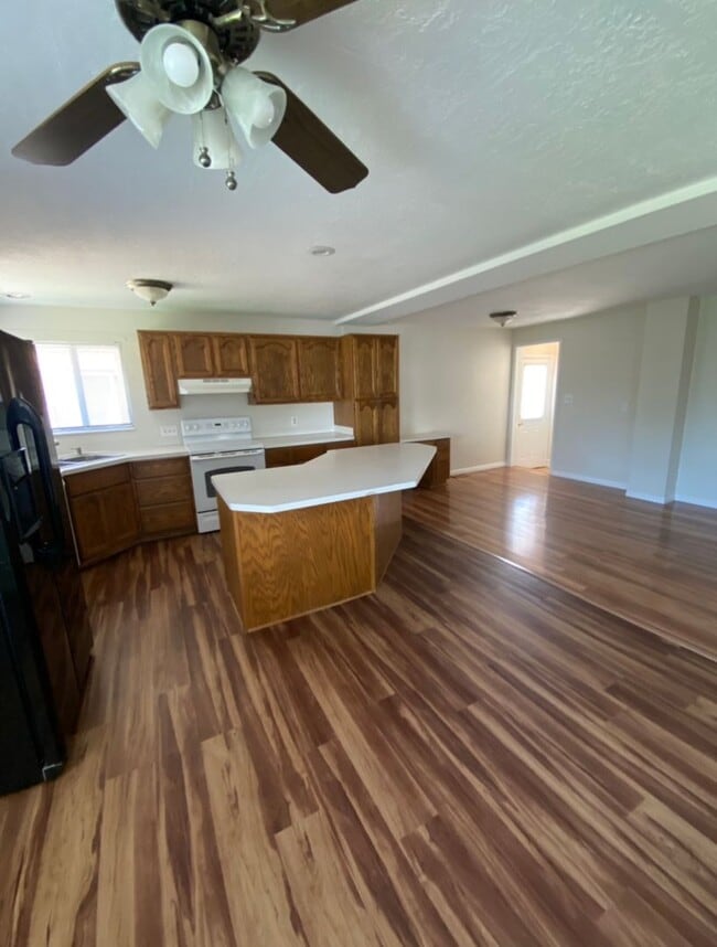 Building Photo - Spacious 4 Bed 2 Bath Home in Roy, UT with Fully Fenced Yard