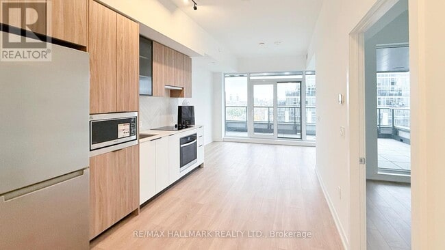 Building Photo - 1037 The Queensway