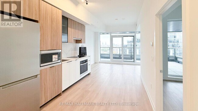 Photo du bâtiment - 1037 The Queensway