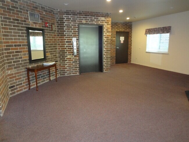 Building Photo - 1002 Castilian Ct