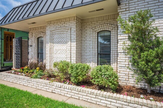 Foto del edificio - 5801 Orchid Ln
