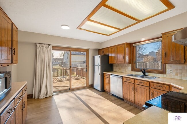 Building Photo - AVAILABLE NOW!