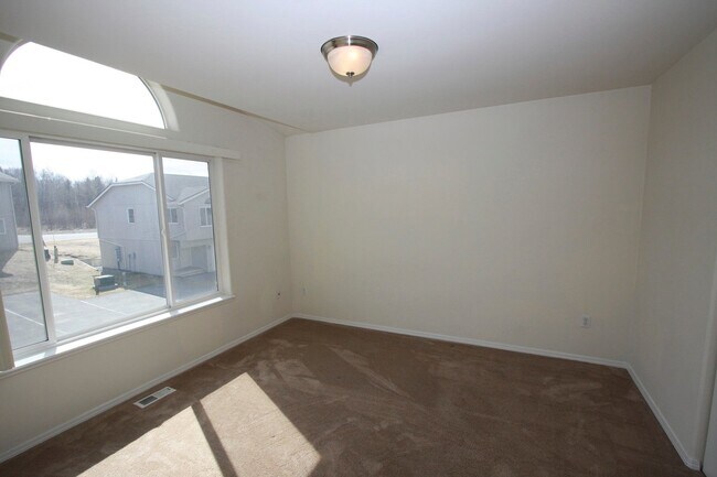 Foto del edificio - 4 Bedroom Wasilla Townhouse!