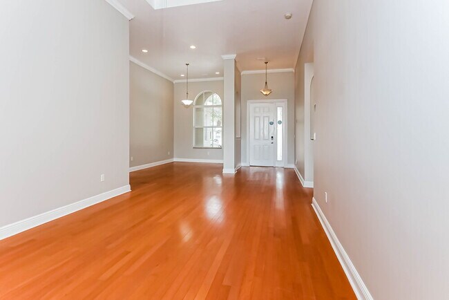 Building Photo - 1755 Palisades Dr
