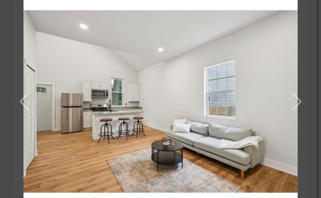 Building Photo - Spacious Five Bedroom Single Family Home N...
