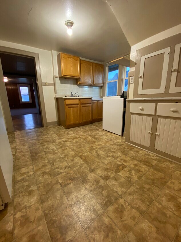 1207 N Sawyer St Unit A, Oshkosh, WI 54902 Apartments in Oshkosh, WI