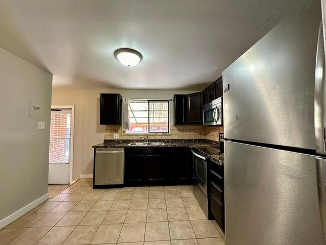 Building Photo - Great 3 Bedroom Plus Office In Denver on Q...