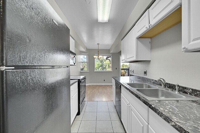 Foto del edificio - $1,650.00 - 2 Bedrooms, 1.5 Bathrooms Condo in Aurora with Cozy Fireplace!