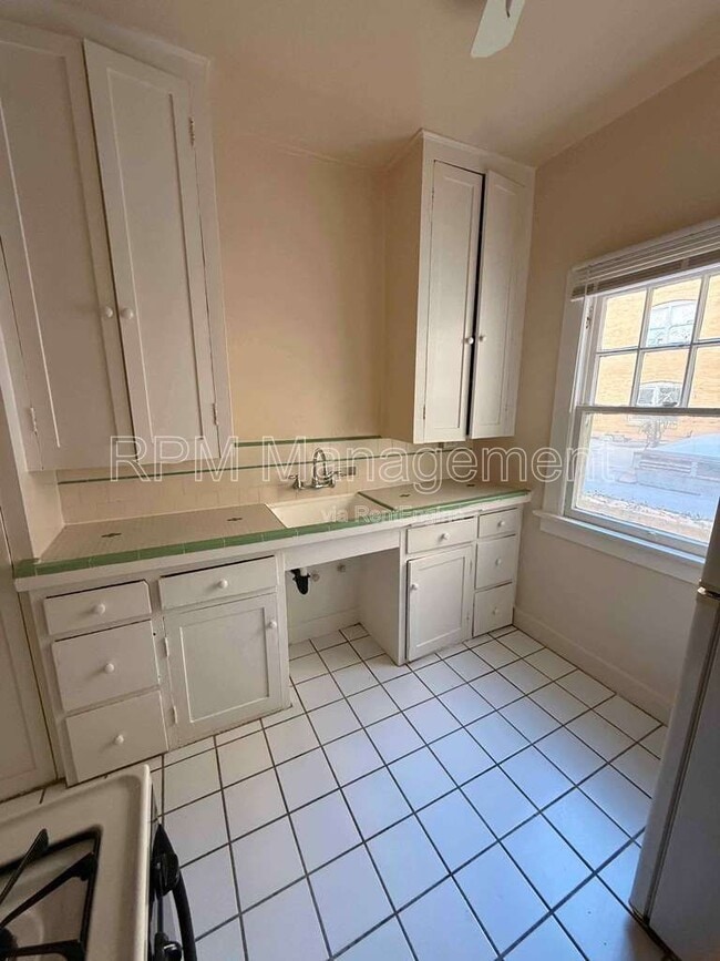 Foto del edificio - 1825 Ivar Ave