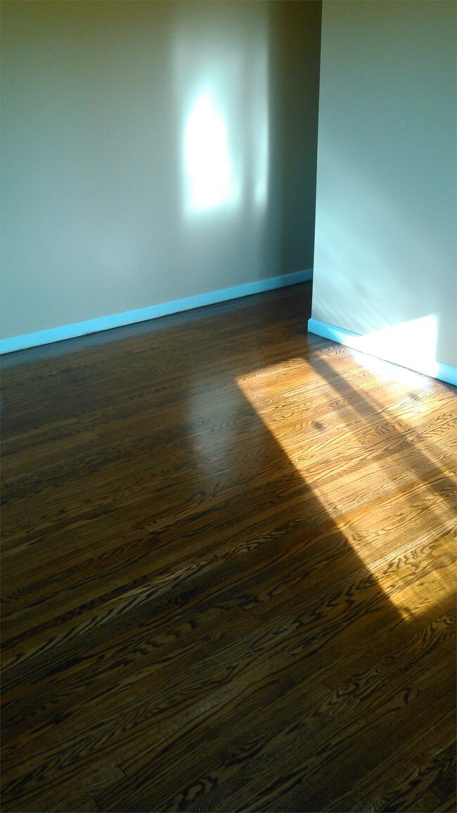 Building Photo - 2 Greenbriar Dr