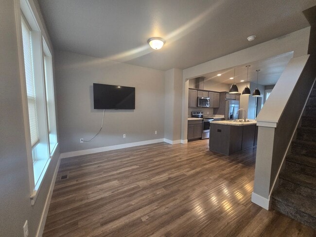 Building Photo - 2 bedroom 2.5 Bathroom Townhome