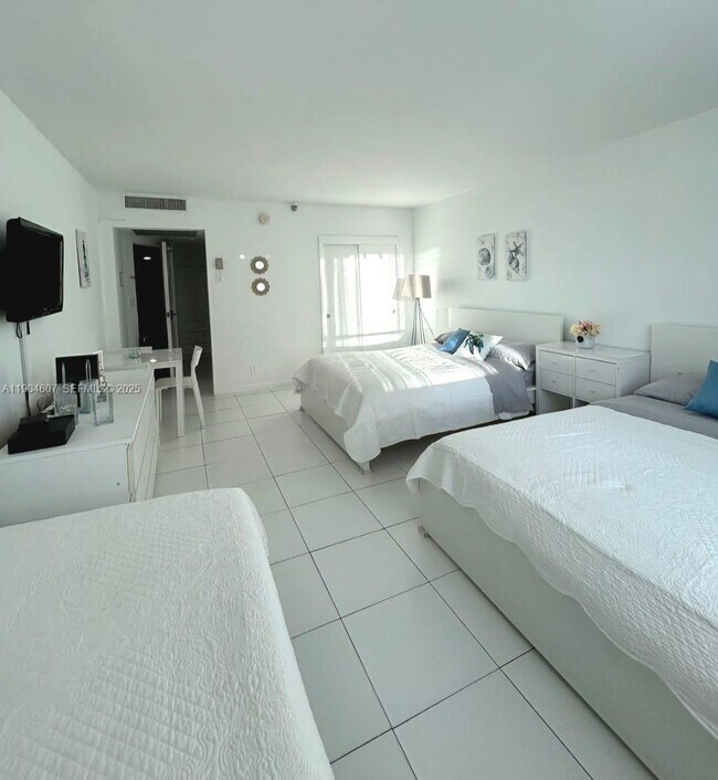 Foto del edificio - 5445 Collins Ave