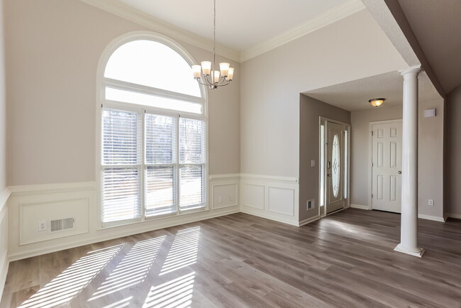 Building Photo - 352 Carriage Ln