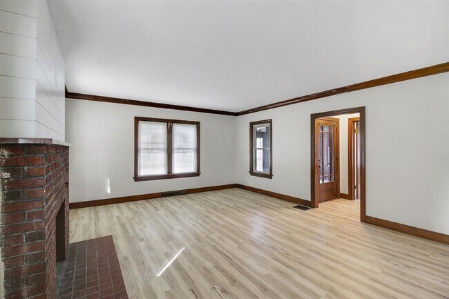 Building Photo - 5 bed, 3 bath updated home on Campus -  AVAILABLE AUGUST 2026