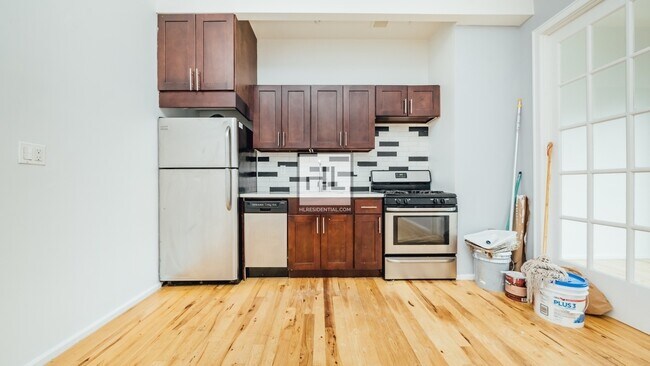 Building Photo - 212 EVERGREEN AVENUE 3B