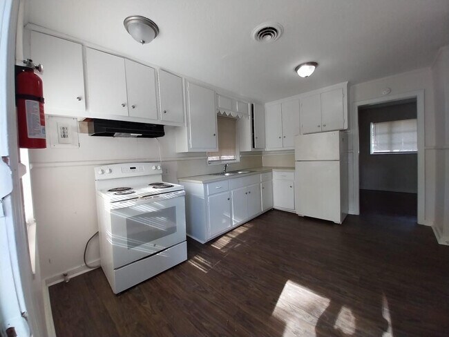 Foto del edificio - 631 Cooper Rd