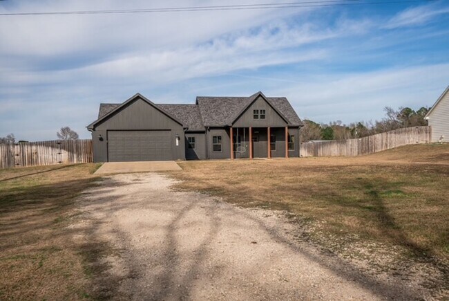 Foto del edificio - STUNNING modern farmhouse built in 2022 on 1 acre just outside the city limits of Tyler!