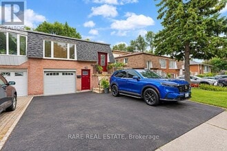 Building Photo - 733 Eaglemount Crescent