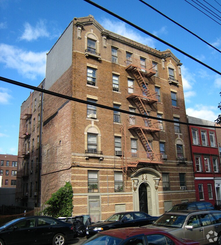 Foto del edificio - 2235 Bathgate Ave