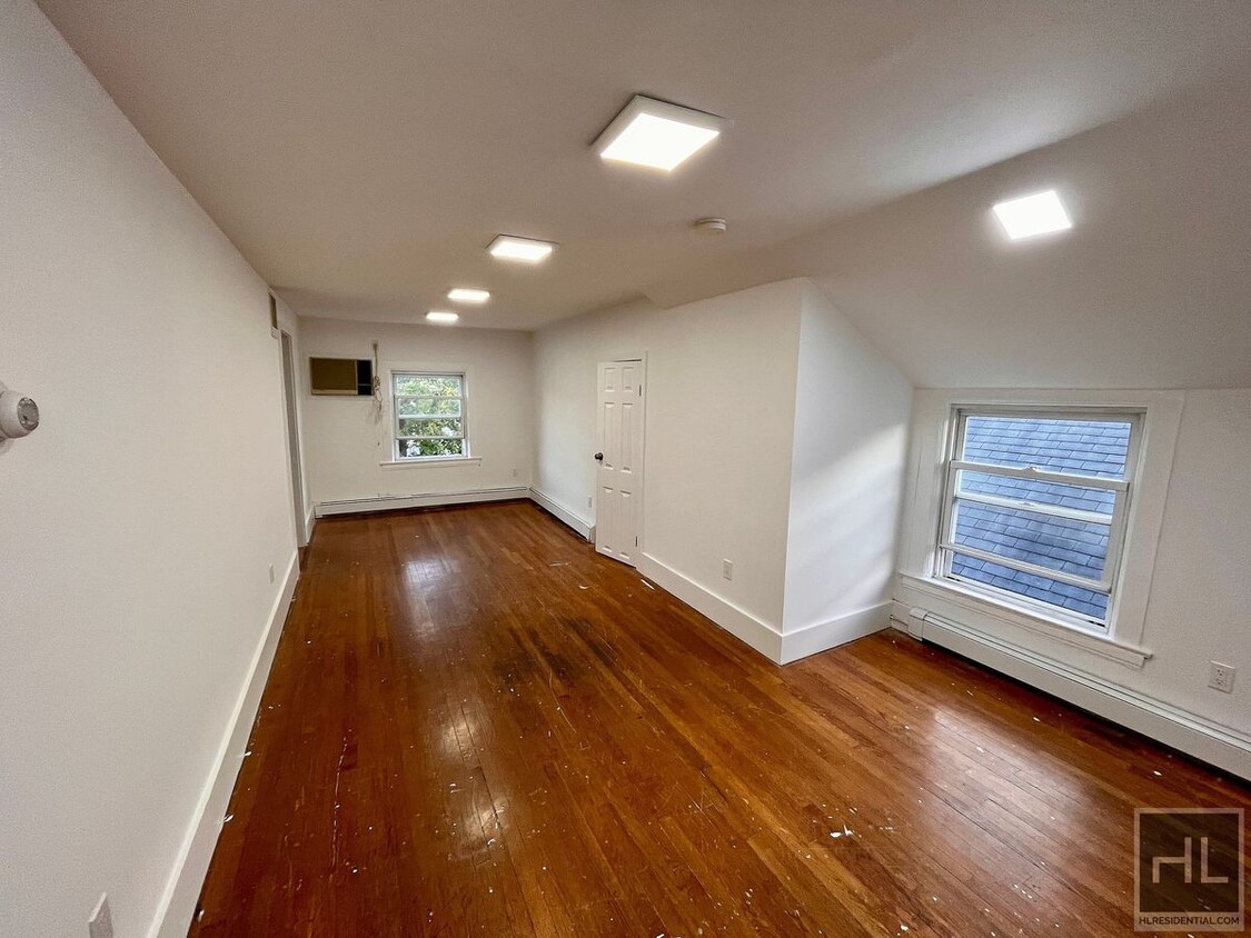 Foto principal - Robertson Ave, White Plains