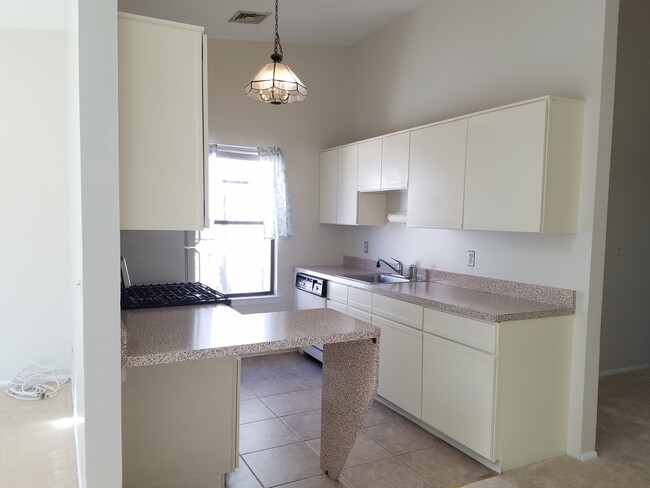Kitchen - 1512 Spruce Hills Dr