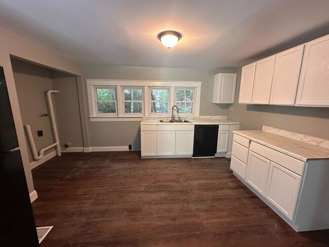 Building Photo - MOVE IN READY Renovated Home For Rent in Chattanooga! Convenient Location Only $1,550.00 Per Month!