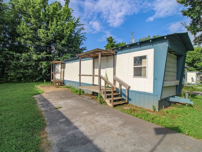 Building Photo - Convenient Fayetteville Location – Water & Lawn Care Included!