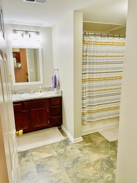 Baño con bañera de jardín - 2700 Pine Tree Rd NE