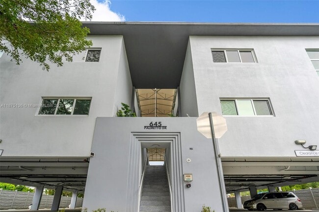 Foto del edificio - 645 Palmetto Dr