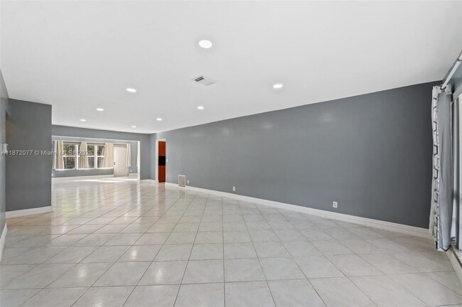 Building Photo - 3812 N Circle Dr