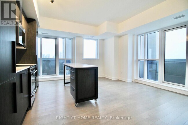 Building Photo - 560 Rideau St