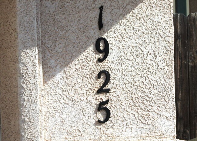 Foto del edificio - 3+2 Stylish, Move-In Ready Home with New Flooring and Fresh Interior