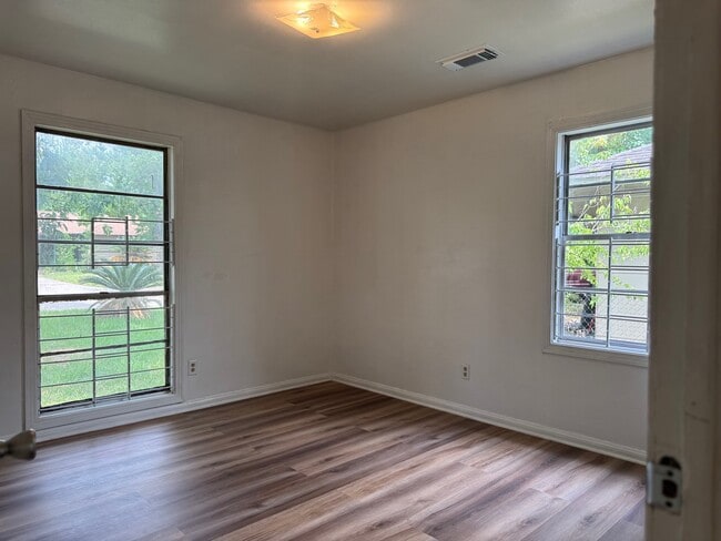 Building Photo - 5726 Lakefield Dr