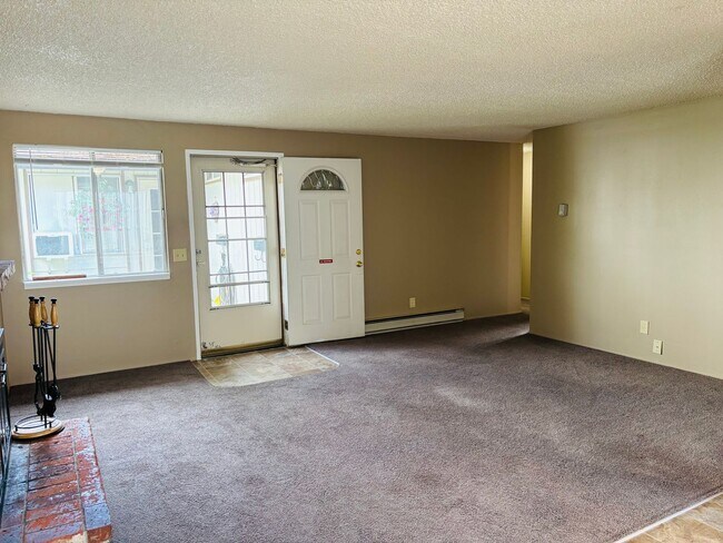 Foto del edificio - Bright 2 BR Carter Park Living with Fireplace, Carport, and Tons of Storage!