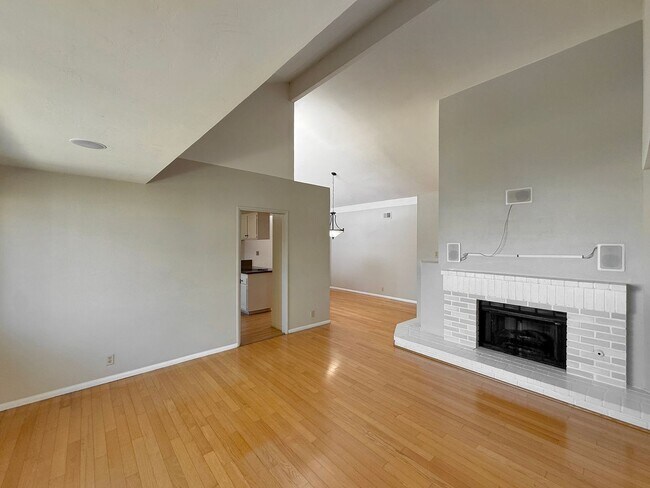 Foto del edificio - SD: Bright 2BD/2BA Condo in Vista with Community Pool, Private Patio & In-Unit Laundry