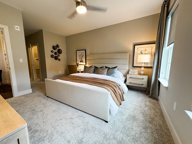Dormitorio moderno - Woods of West Carmel
