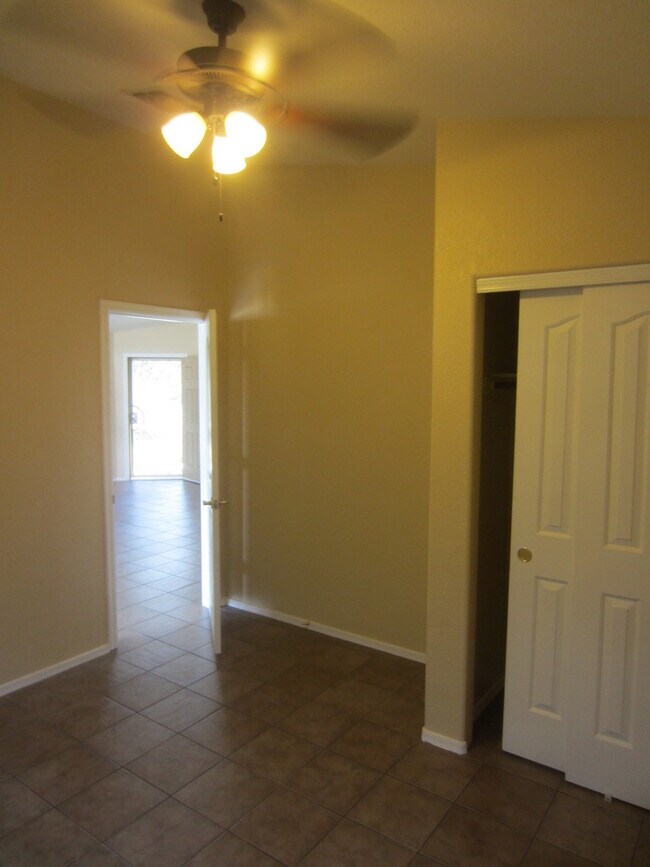 Foto del edificio - This 3 Bed. 2 Ba. Home Near the U of A, Downtown & I-10 Will Be Available Around April 1st