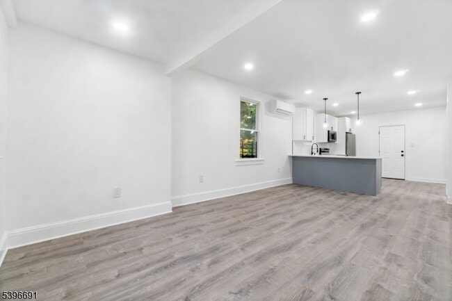 Building Photo - 427 Benner St