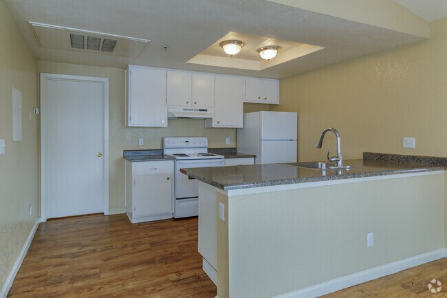 2BR, 2BA - 820SF - Rosedown Apartments