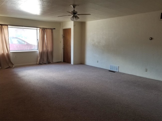 Foto del edificio - 2440 S Locust Grove Rd