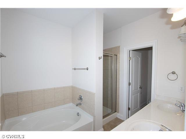 Foto del edificio - RENT SPECIAL! 4 BR / 3.5 BA Gorgeous Townh...