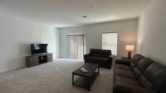 Foto del edificio - New construction!! Private Furnished Guest Suite & Office in NW Gainesville