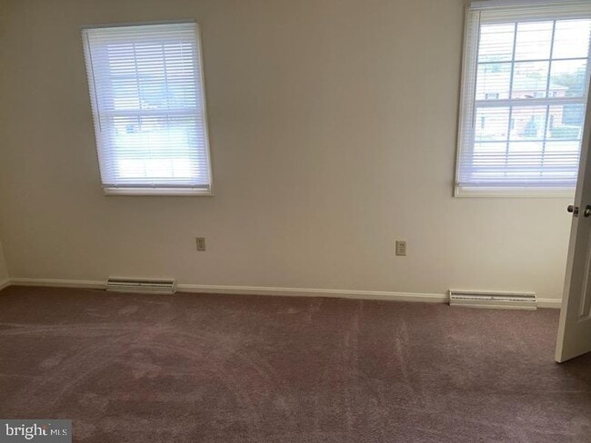 Building Photo - 2724 Meadow Dr